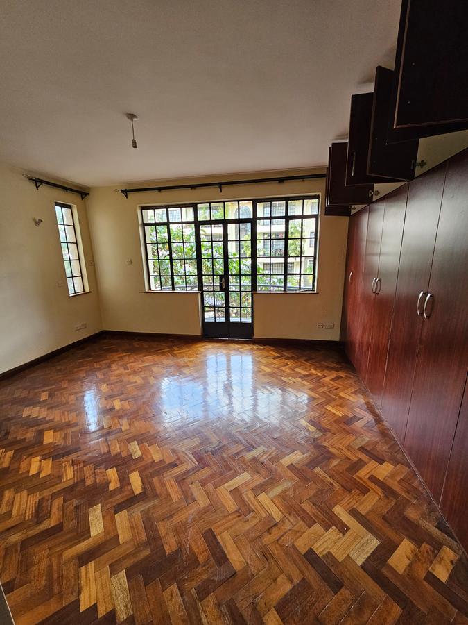 3 Bed Apartment with En Suite at Lavington - 16