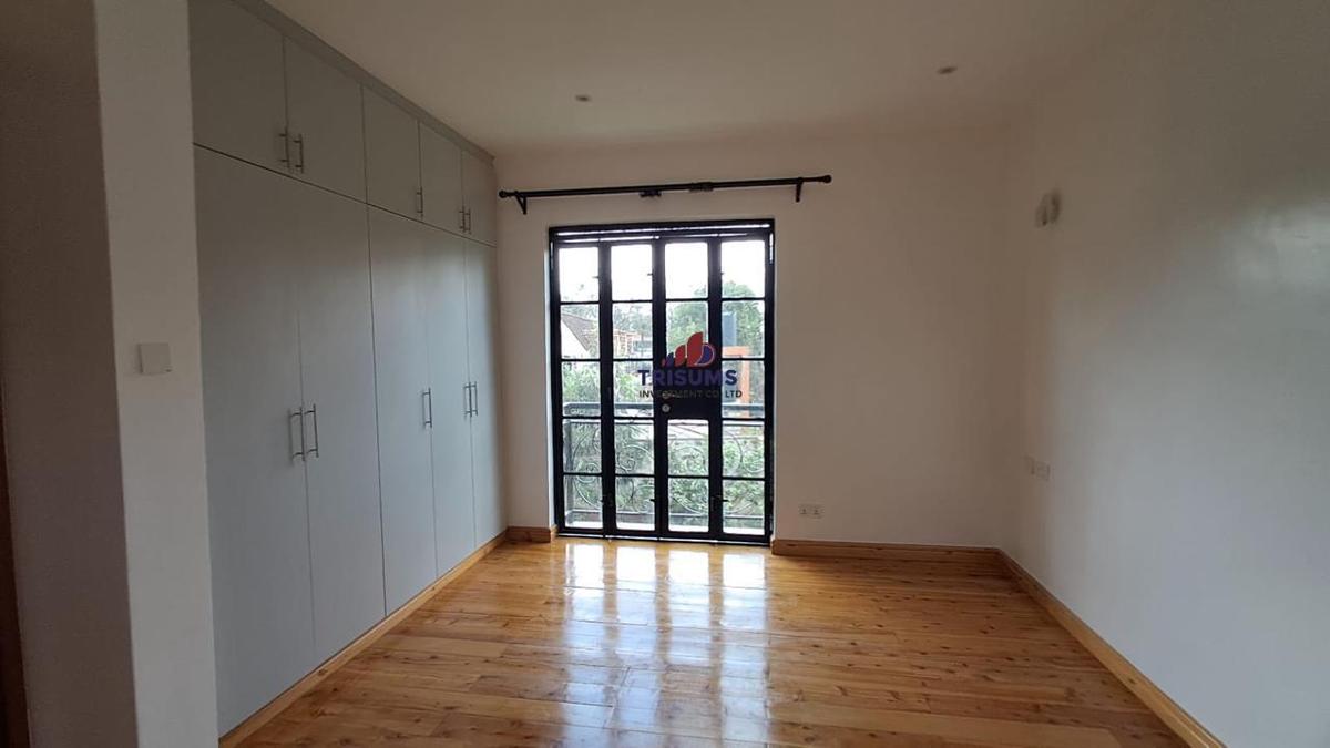 4 Bed House with En Suite in Ridgeways - 8