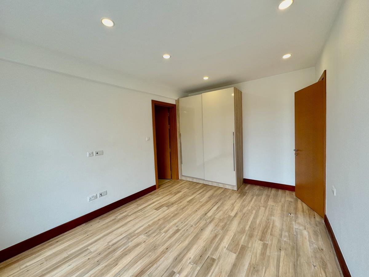 3 Bed Apartment with En Suite in Parklands - 9