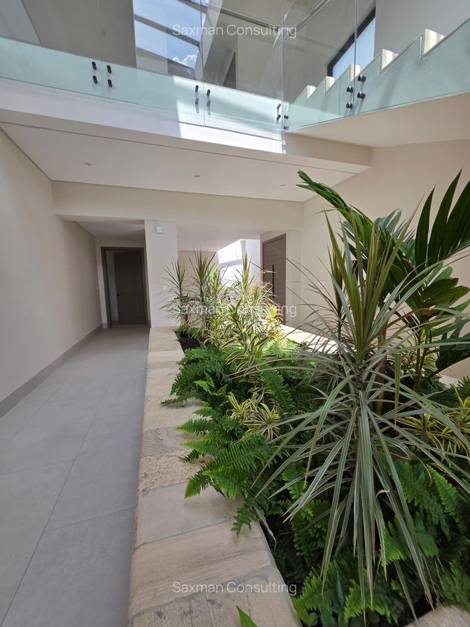 5 Bed House with En Suite in Brookside - 9