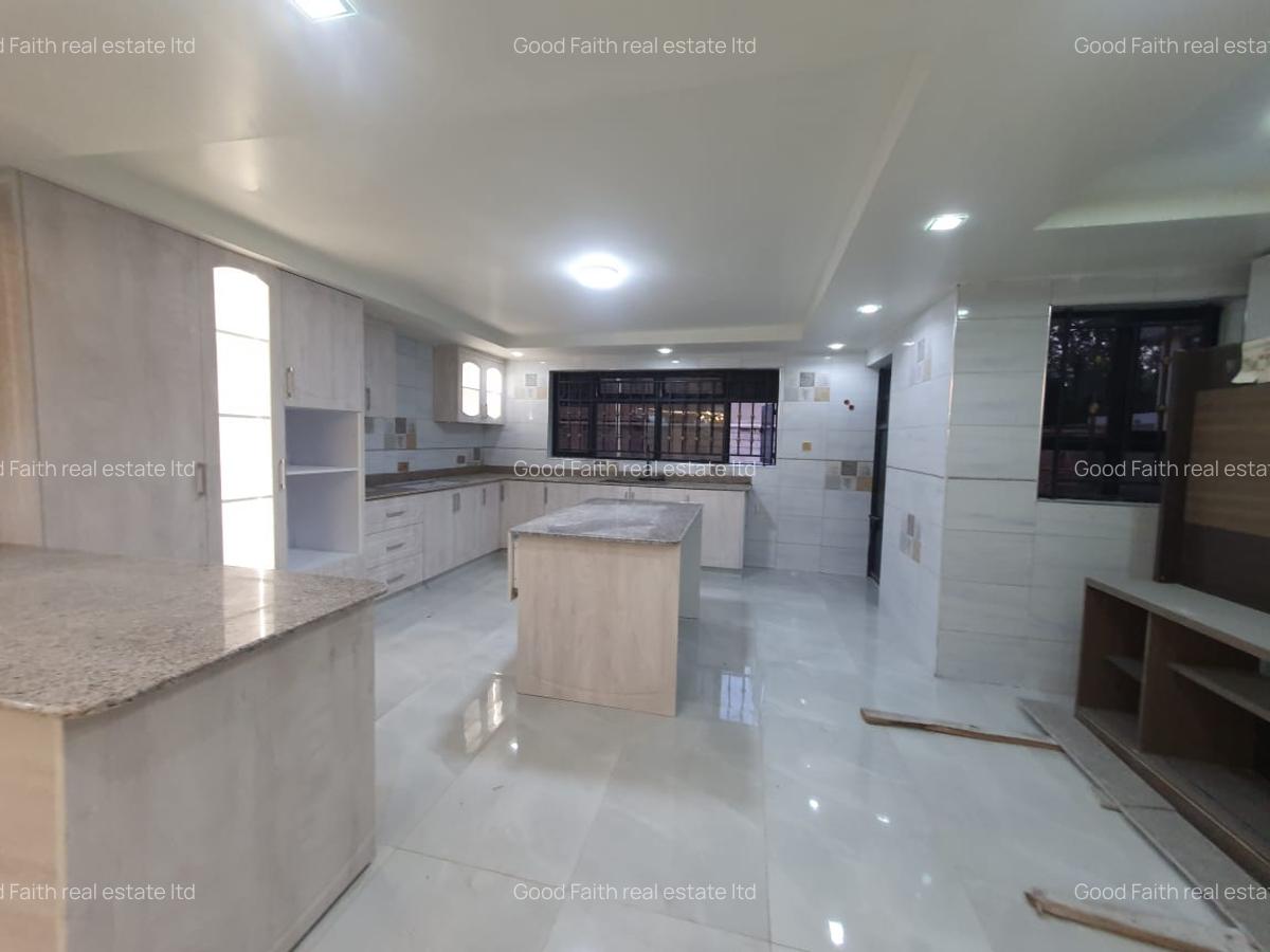 6 Bed House with En Suite in Ridgeways - 6