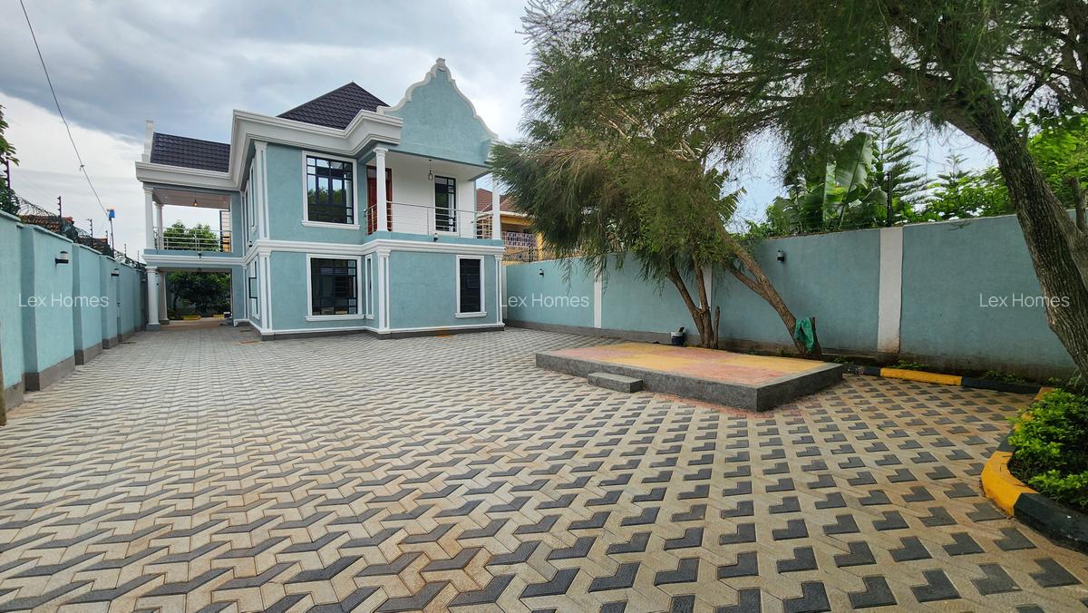 4 Bed House with En Suite at - 1