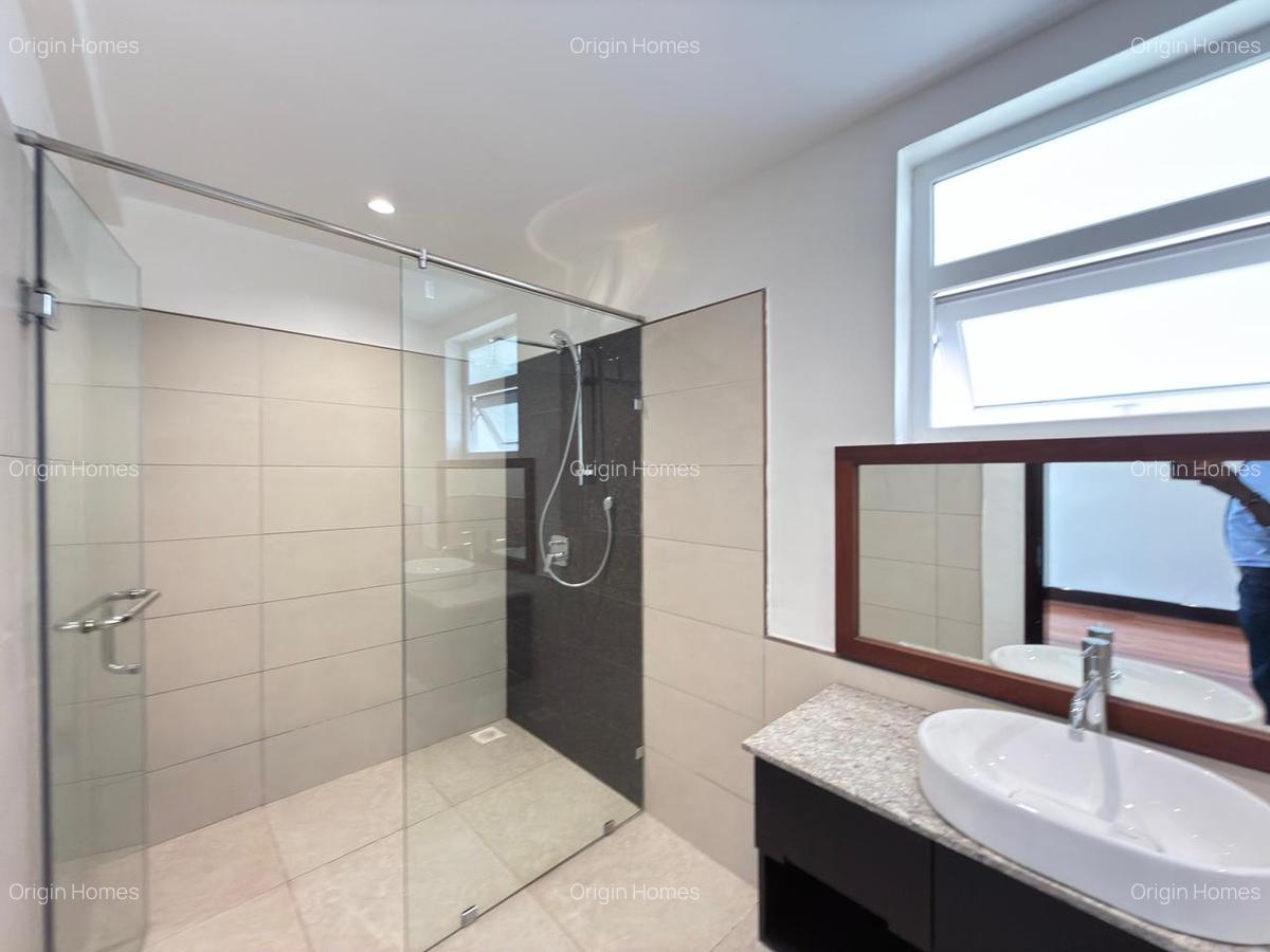 5 Bed House with En Suite in Runda - 16