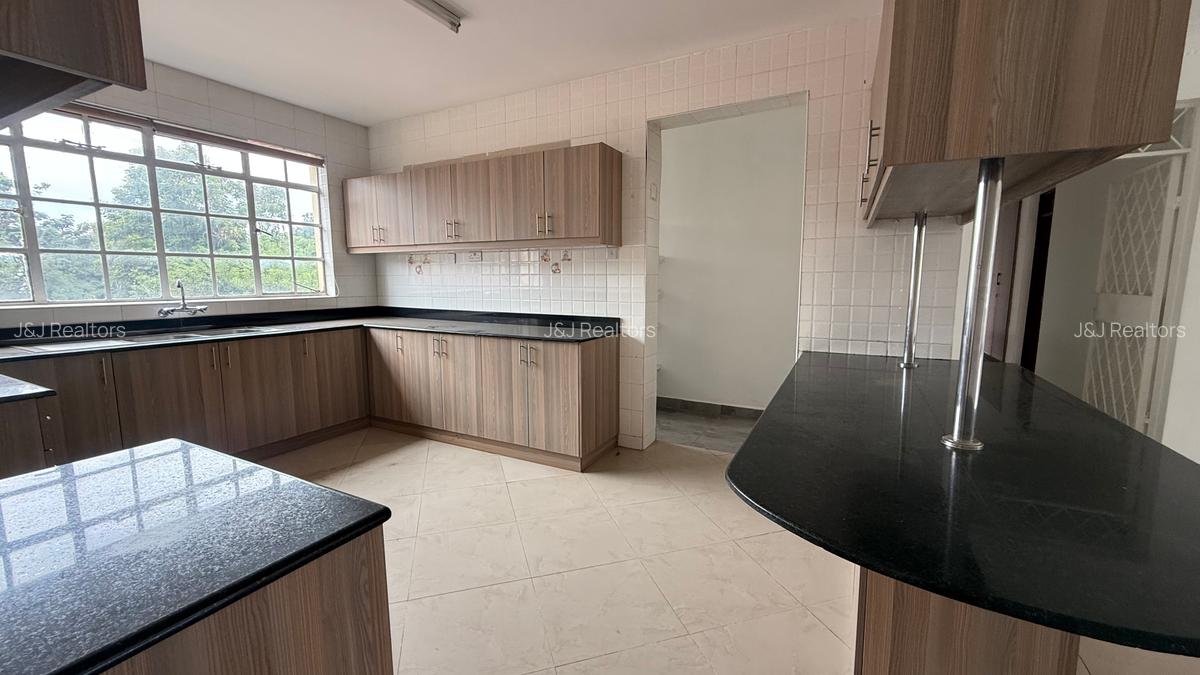 4 Bed Apartment with En Suite in Riverside - 3