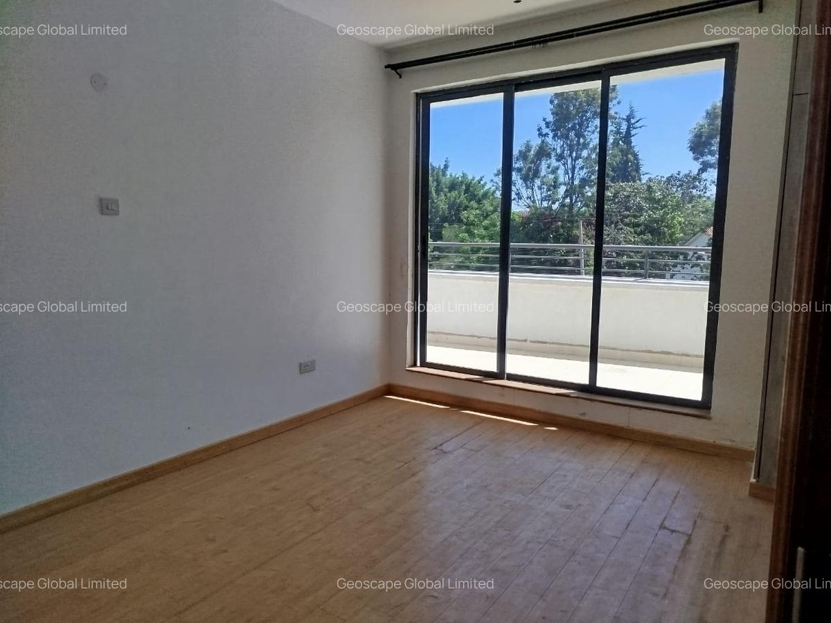 5 Bed House with En Suite in Lavington - 10