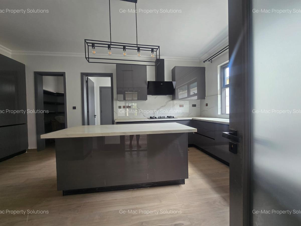 5 Bed House with En Suite in Lavington - 10