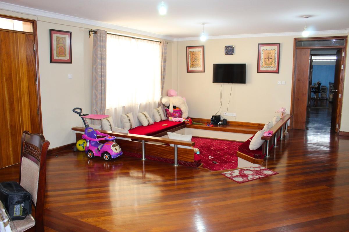 4 Bed Apartment with En Suite in Parklands - 4