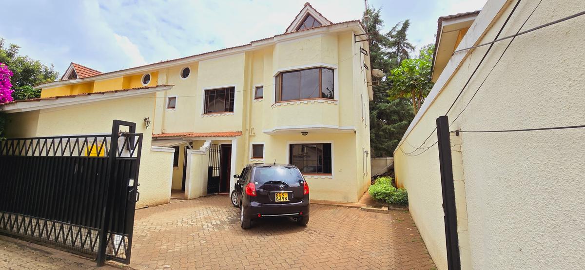 4 Bed Townhouse with En Suite at James Gichuru - 20