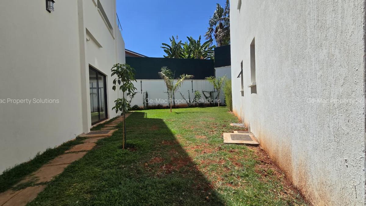 5 Bed House with En Suite in Lavington - 5