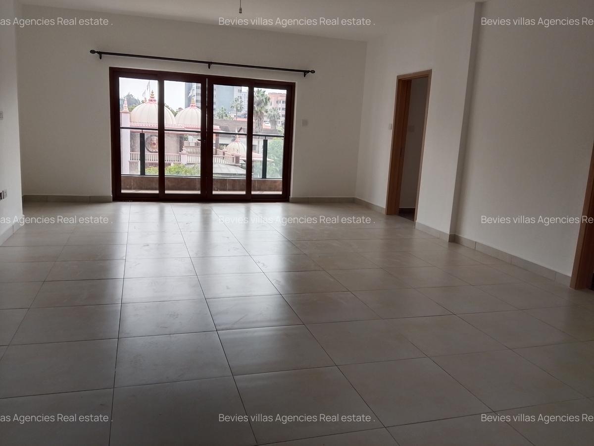 3 Bed Apartment with En Suite at Parklands - 6