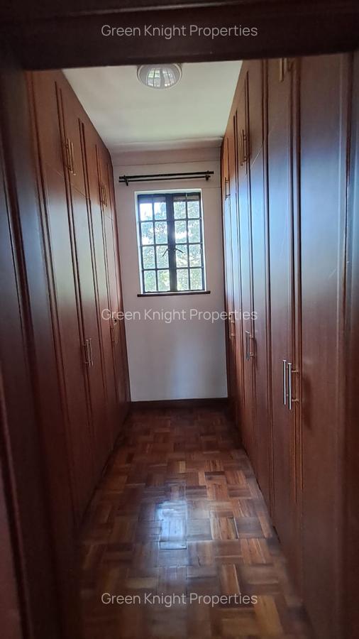4 Bed House with En Suite in Lavington - 16