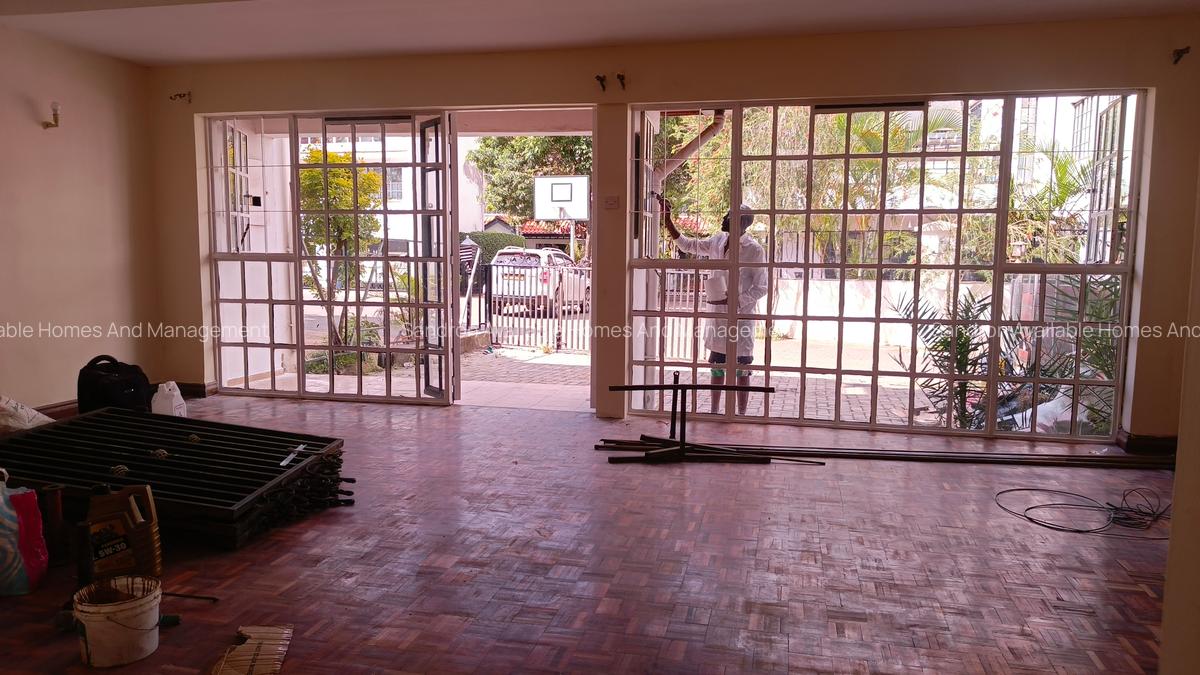 5 Bed Villa with En Suite in Brookside - 3