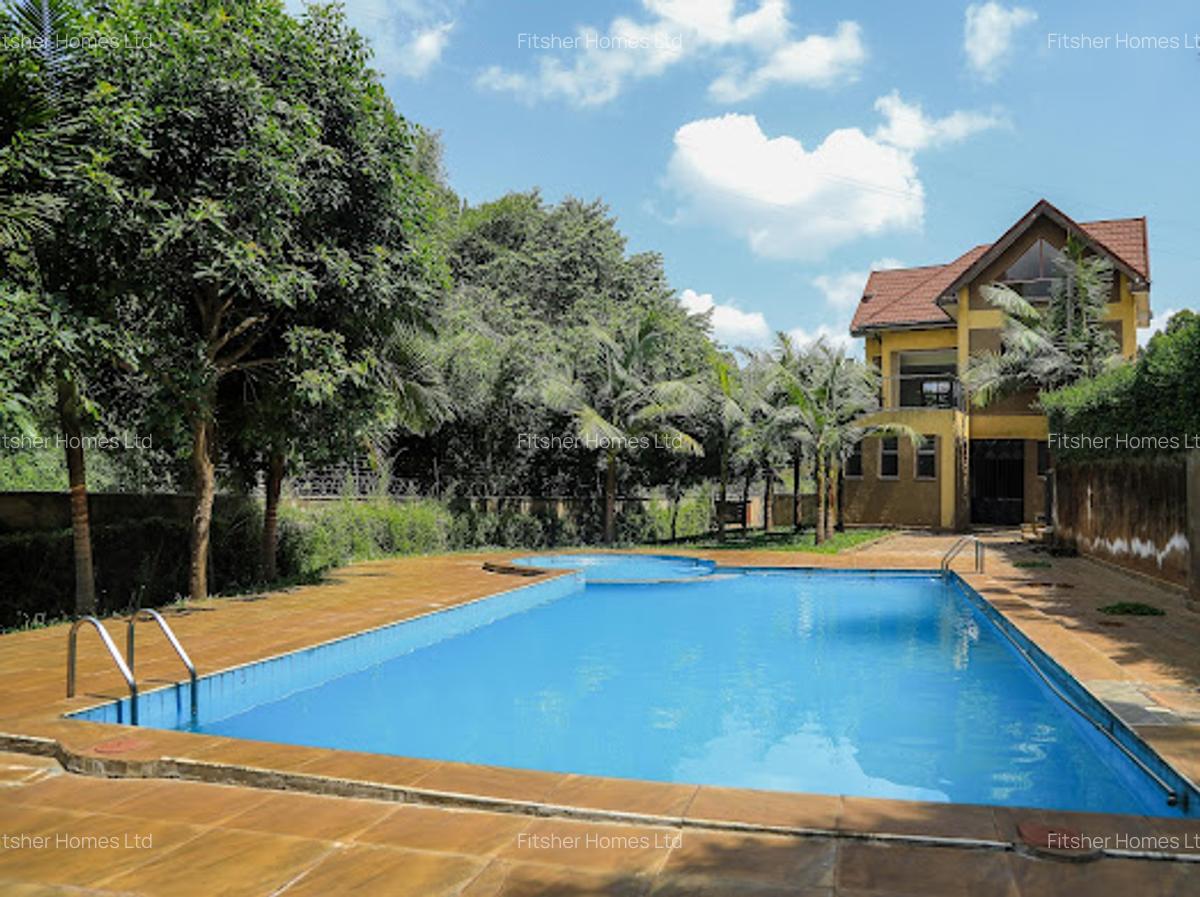 4 Bed Villa with En Suite in Redhill - 3