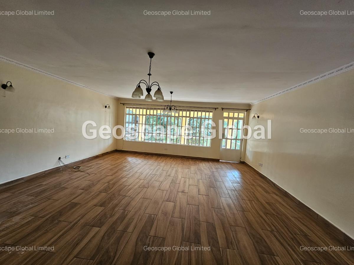 4 Bed House with En Suite in Rosslyn - 8