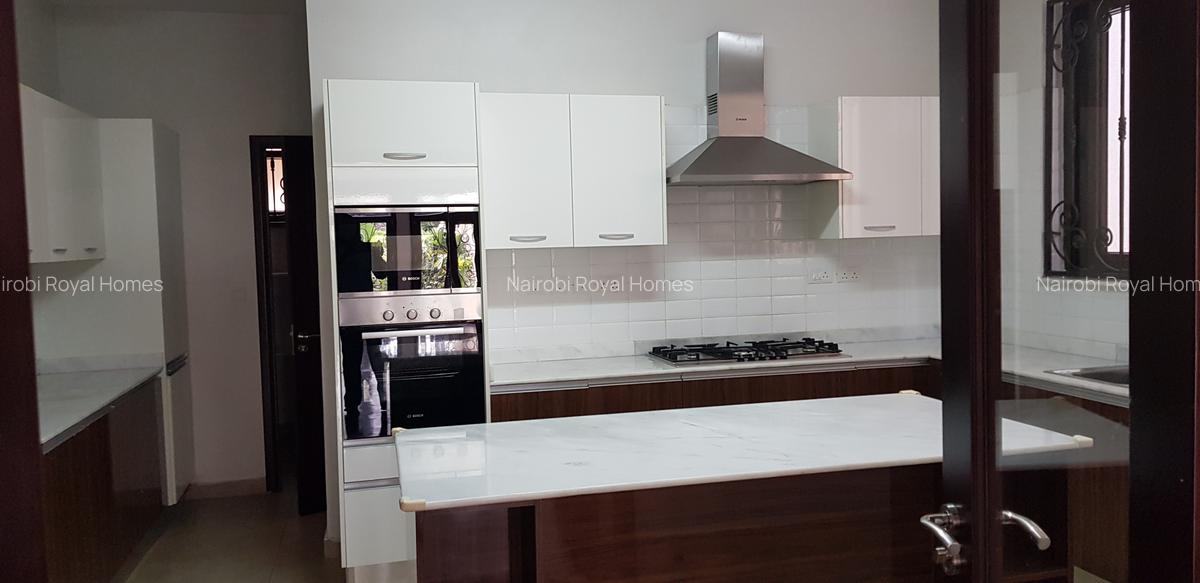 5 Bed Townhouse with En Suite at Lavington Road 455 - 6