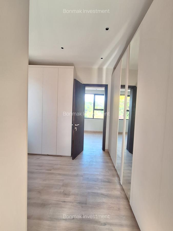 5 Bed Townhouse with En Suite at Lavington Green. - 13