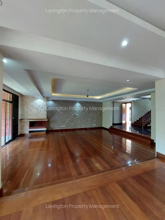 5 Bed House with En Suite at Lavington Green - 8