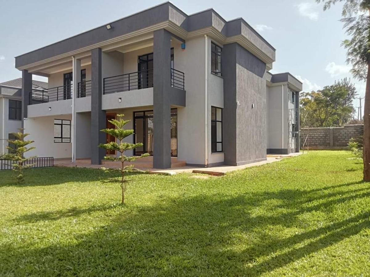 5 Bed House with Garden at Ridgways - 1