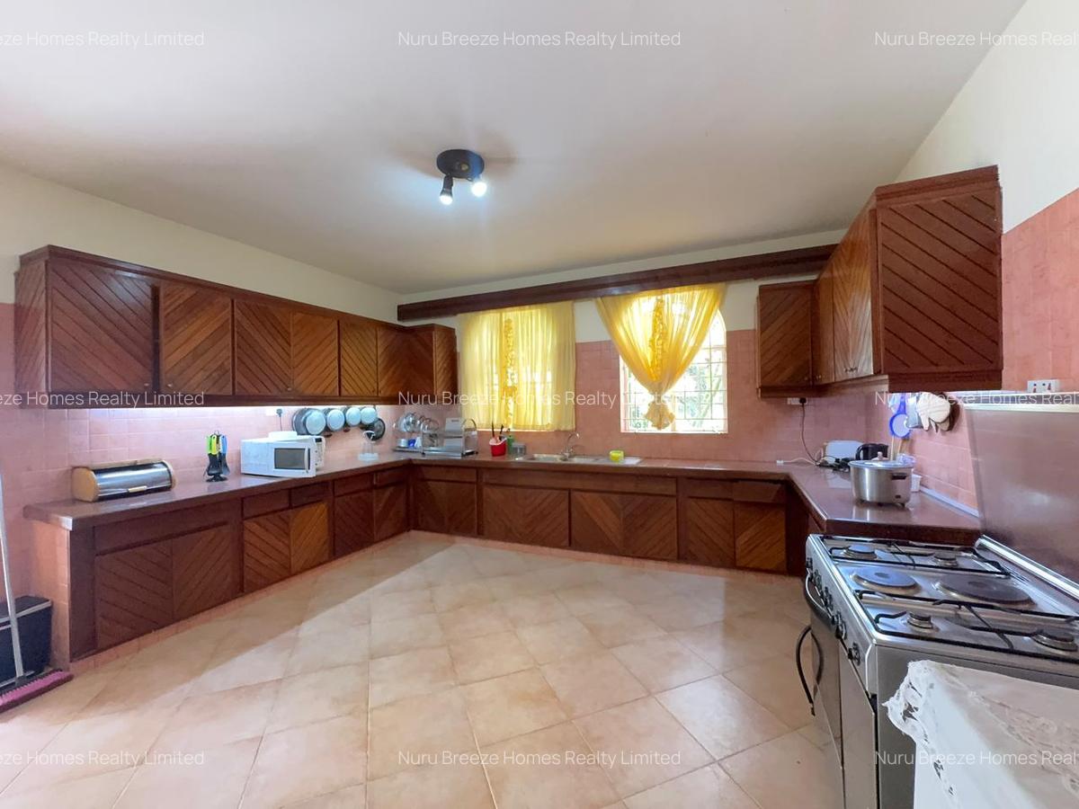 5 Bed House with En Suite in Runda - 14