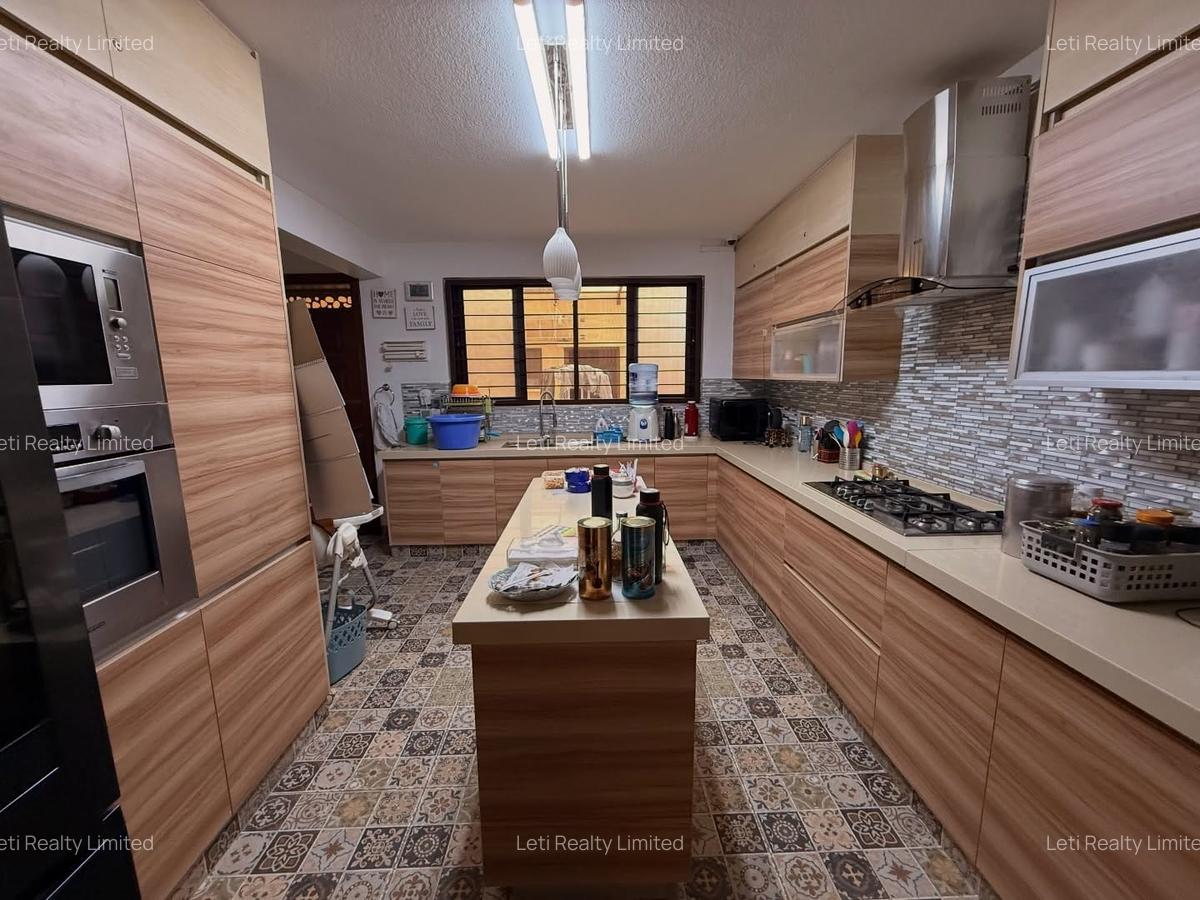 5 Bed Townhouse with En Suite in Lavington - 3