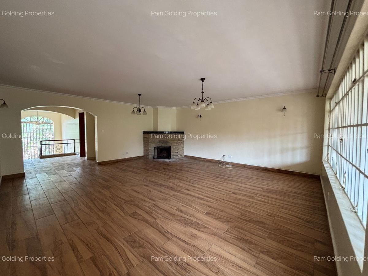 4 Bed House with En Suite in Rosslyn - 9