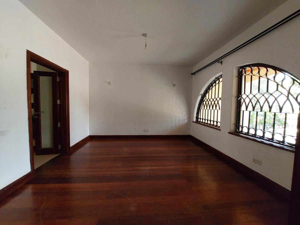 5 Bed Townhouse with En Suite at Lavington - 8