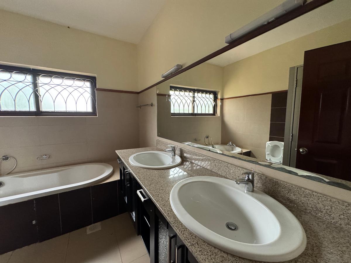 5 Bed Townhouse with En Suite in Lavington - 7