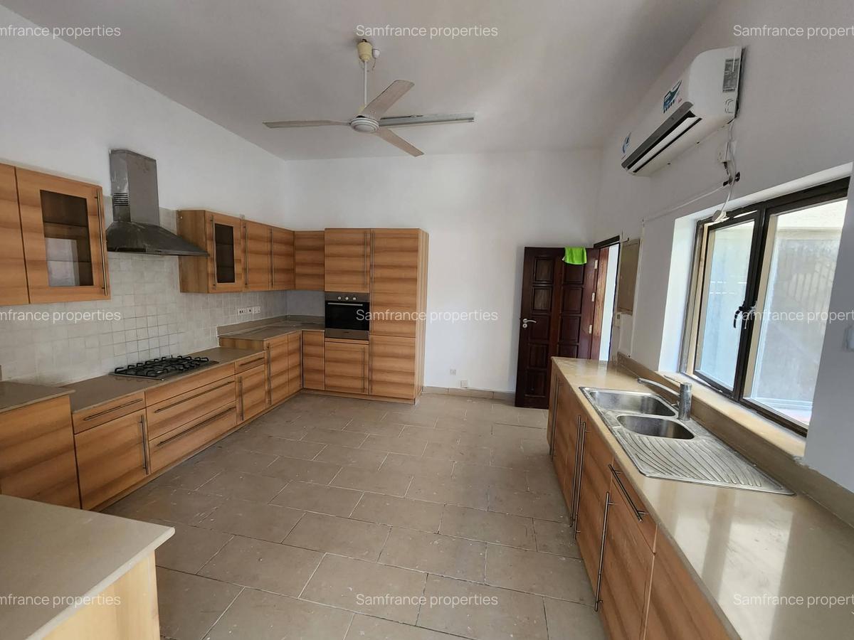 Serviced 3 Bed Apartment with En Suite at Green Wood - 8