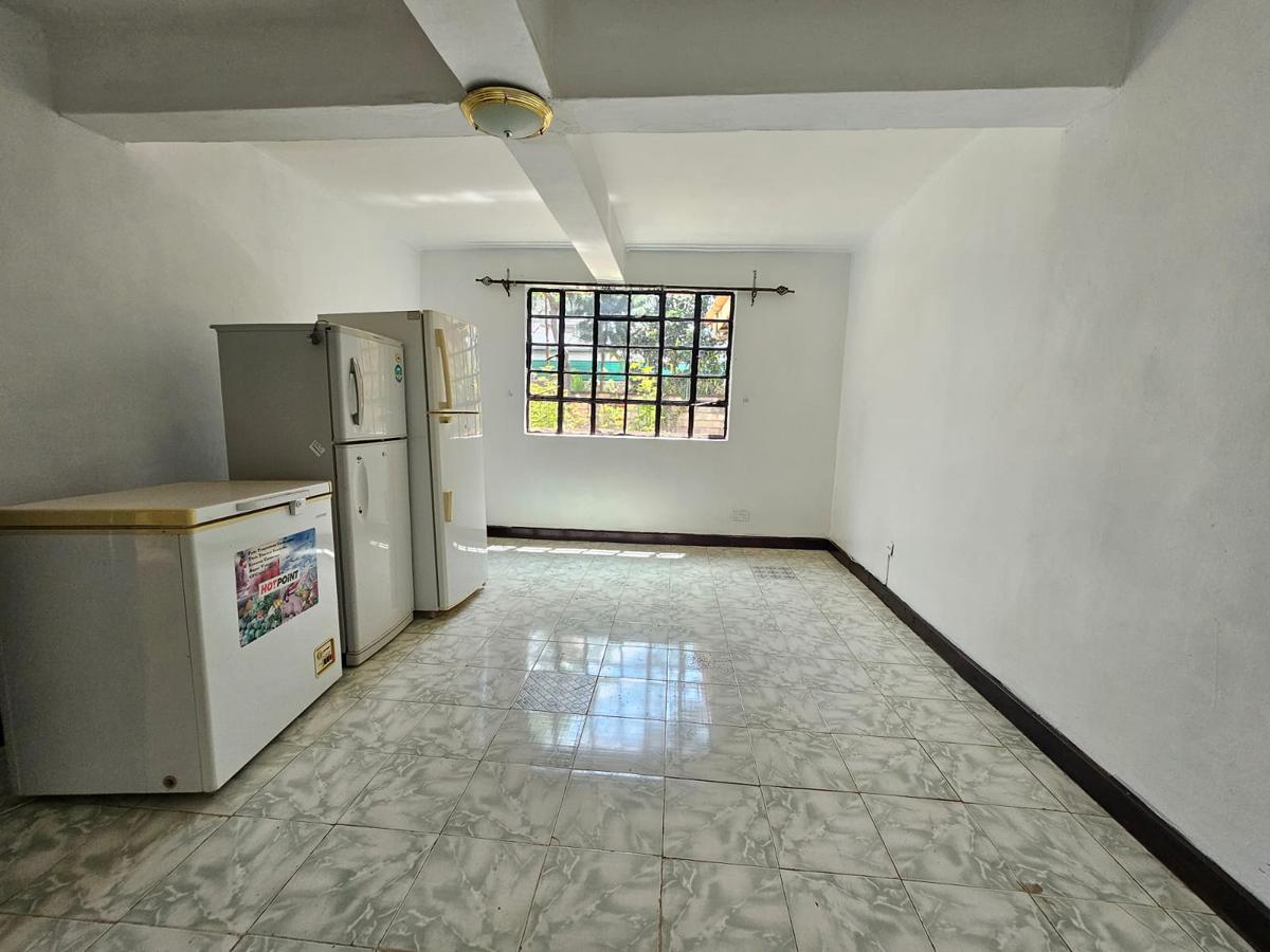 5 Bed House with En Suite in Nyari - 3