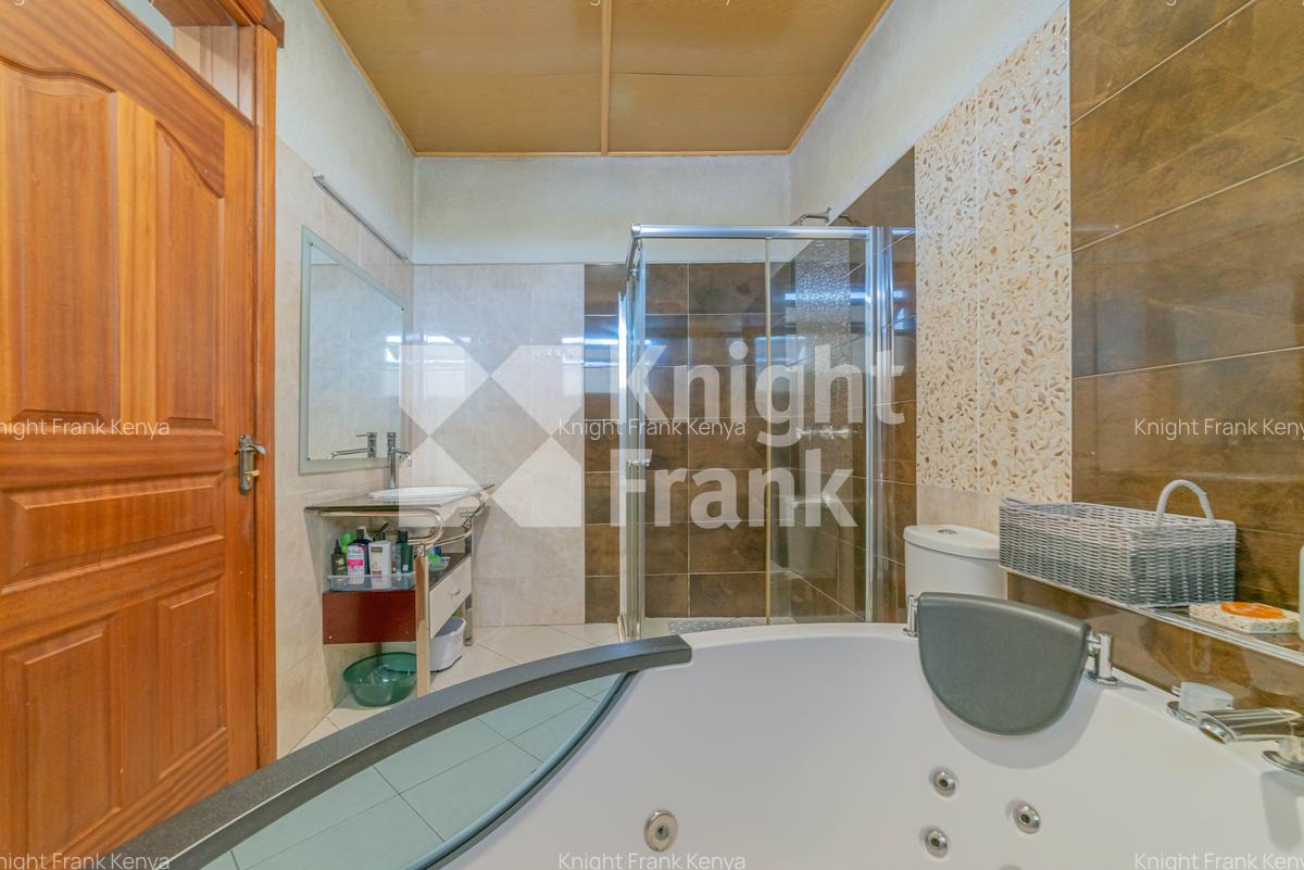 4 Bed Townhouse with En Suite in Hill View - 17