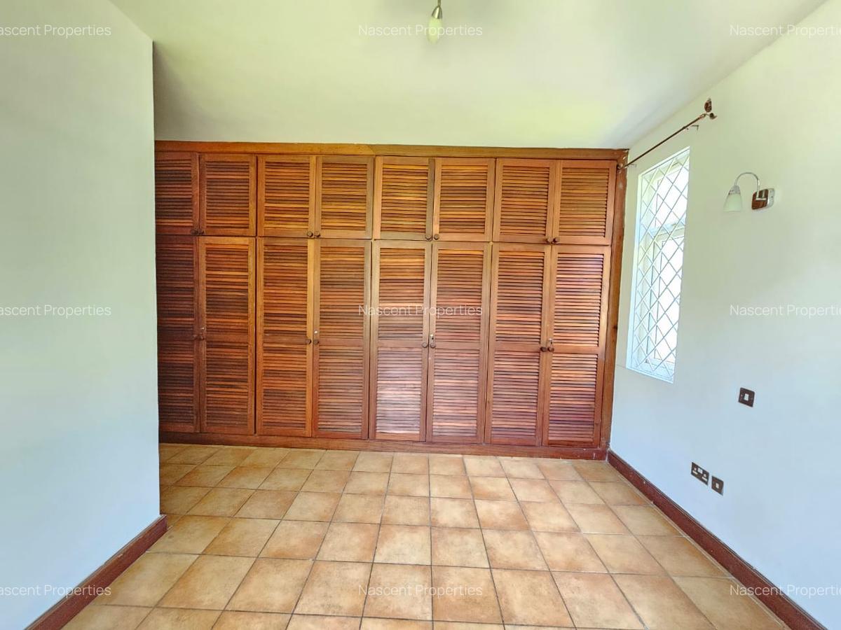 5 Bed House with En Suite in Rosslyn - 8
