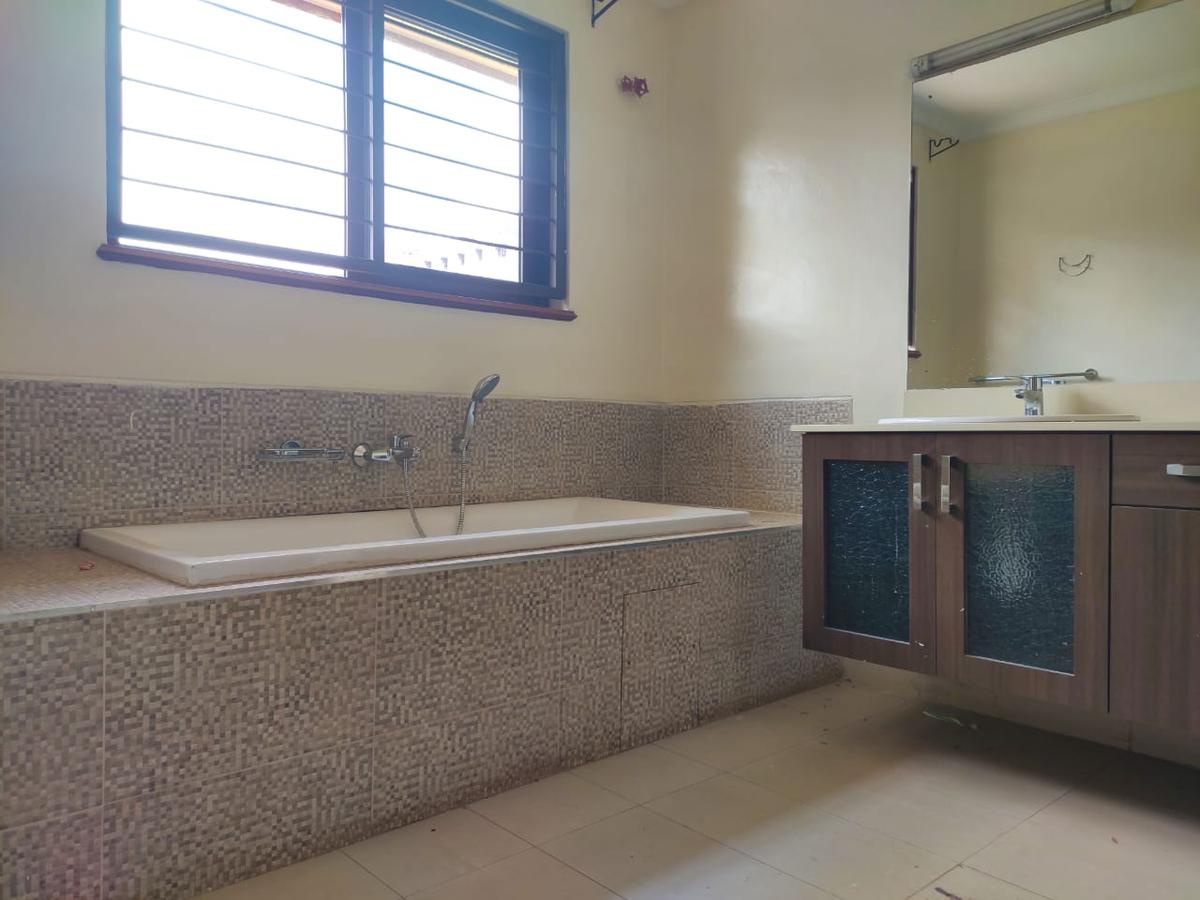 5 Bed Townhouse with En Suite in Lavington - 4