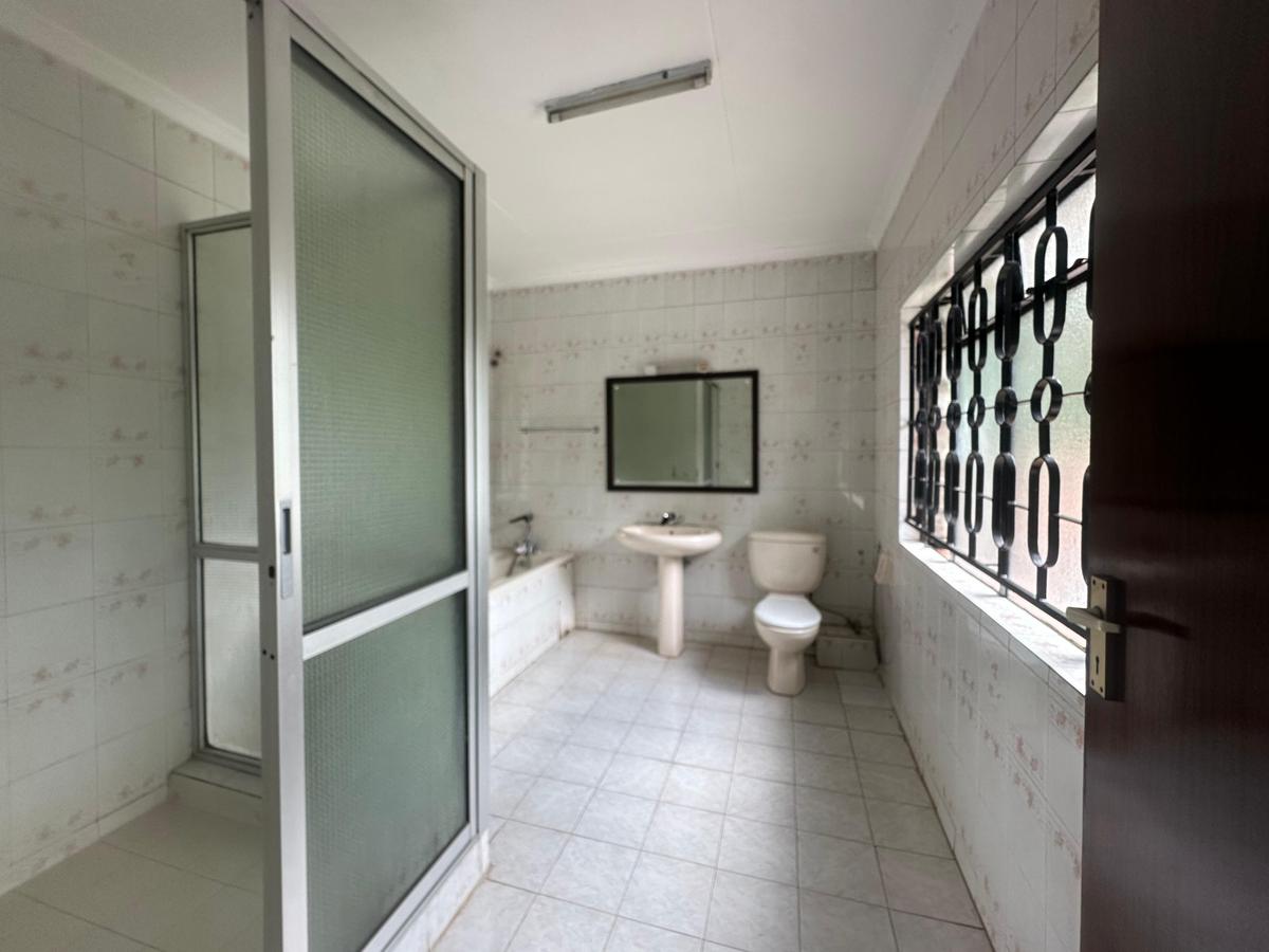 4 Bed Villa with En Suite at Lavington - 16