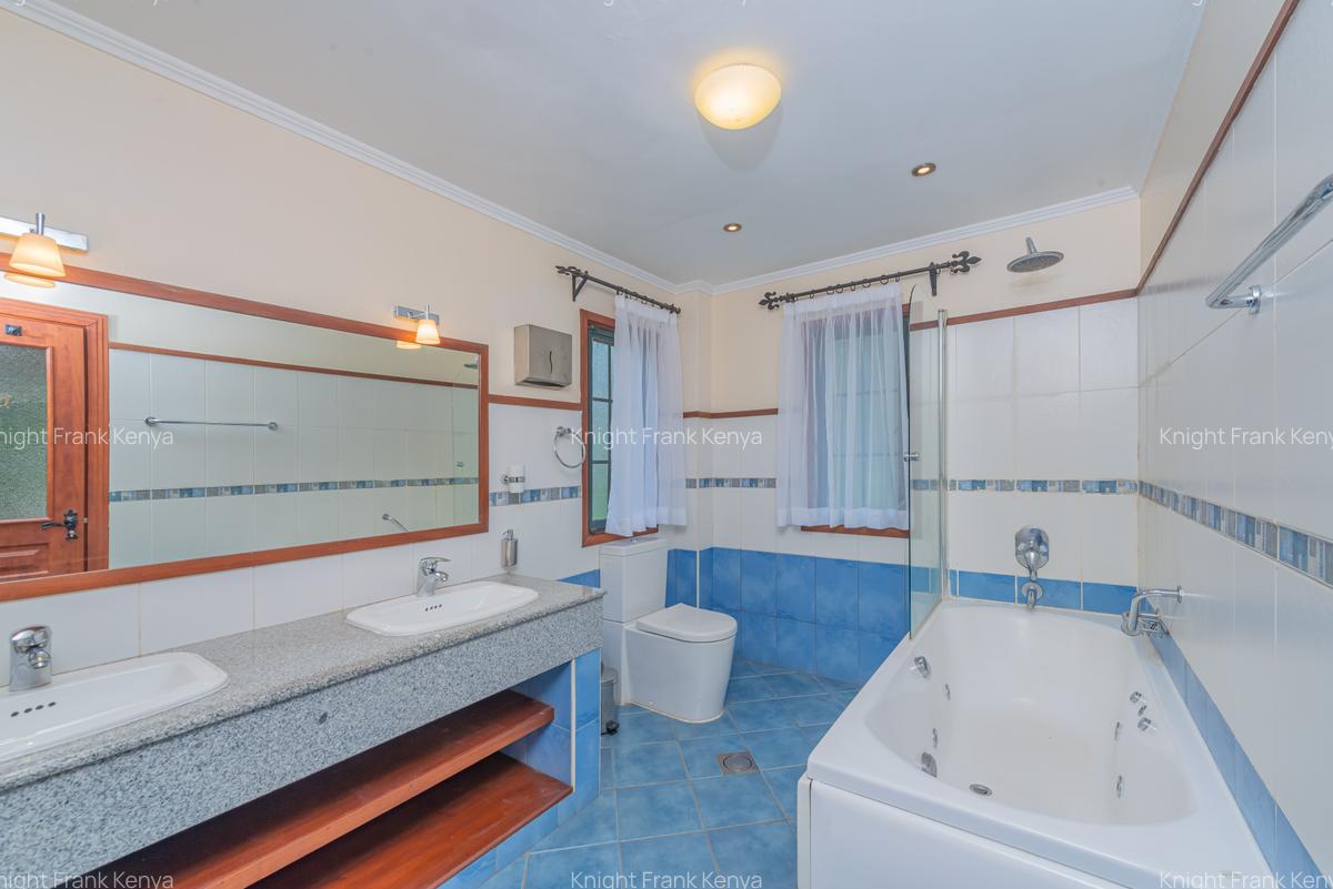 3 Bed House with En Suite in Ridgeways - 11