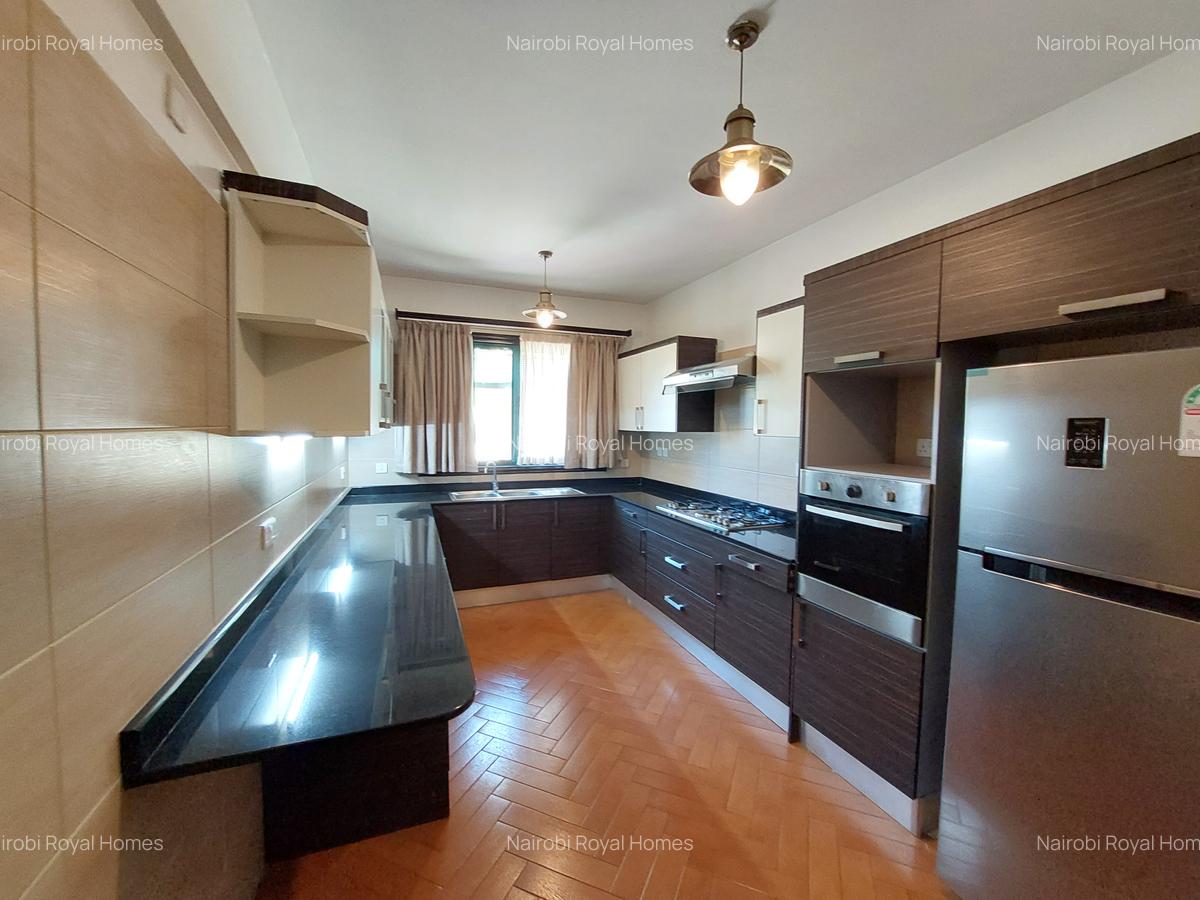 4 Bed House with En Suite at Y67 - 19