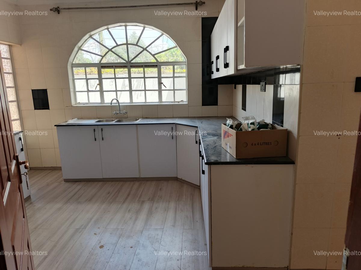 4 Bed Townhouse with En Suite at Lavington - 8