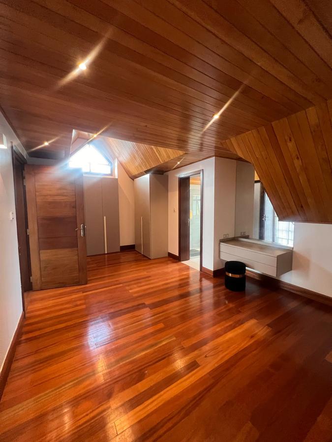 5 Bed House with En Suite in Lavington - 8