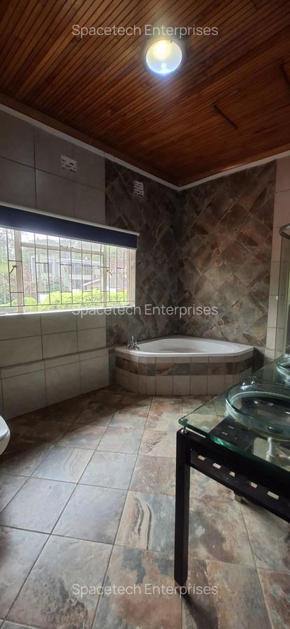 4 Bed House with En Suite in Rosslyn - 10