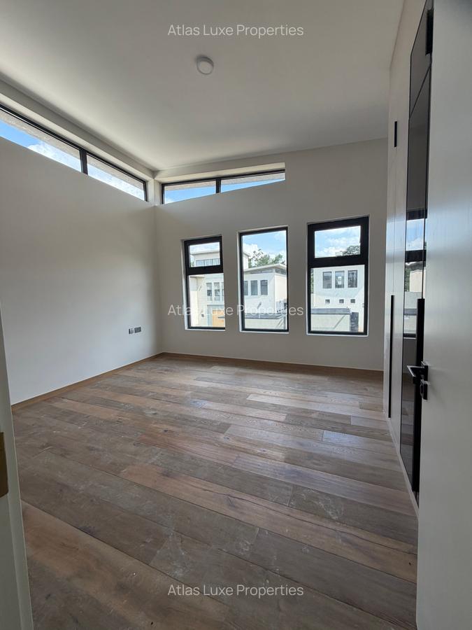 5 Bed Townhouse with En Suite at Old Runda - 16