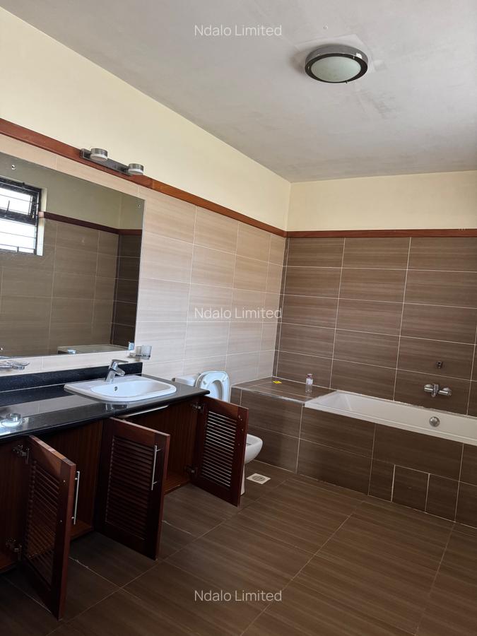 5 Bed Townhouse with En Suite at Lavington - 7