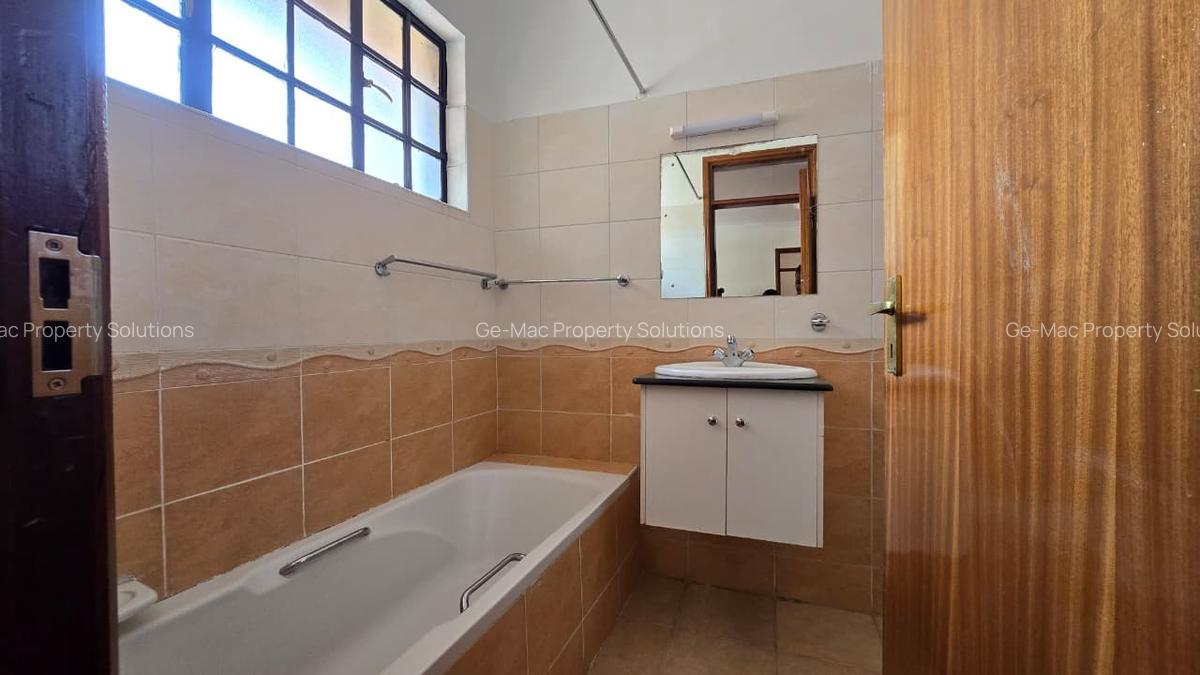 5 Bed House with En Suite in Lavington - 11