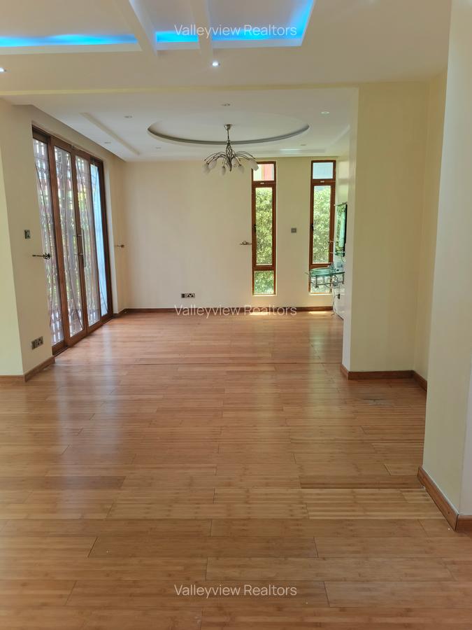 5 Bed Townhouse with En Suite at Lavington - 7