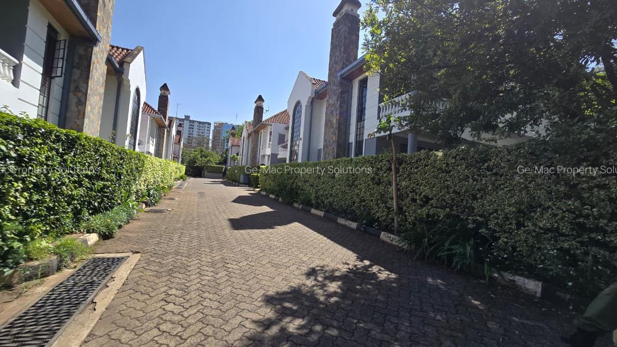 4 Bed House with En Suite in Lavington - 3