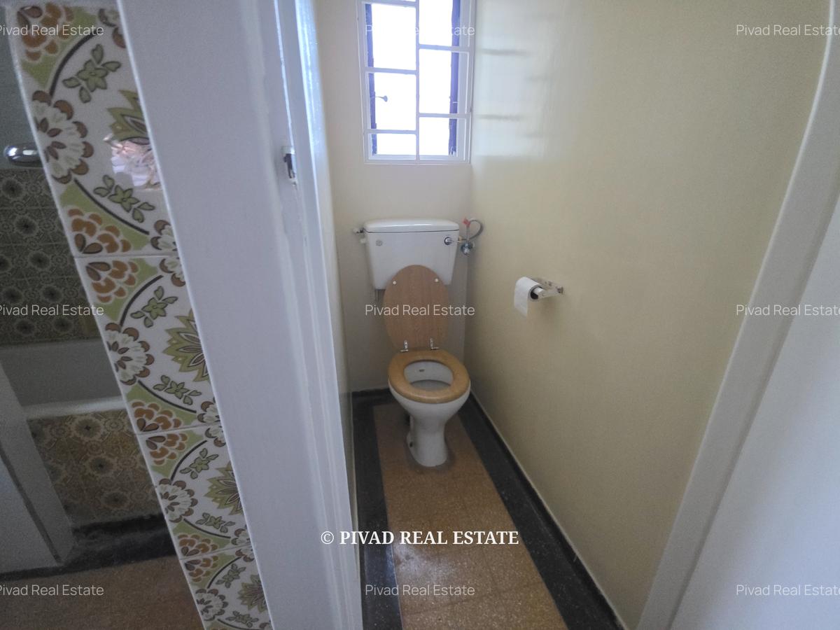 4 Bed House with Garden in Rosslyn - 8