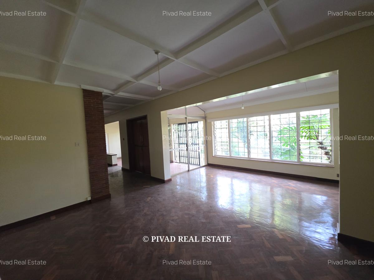 4 Bed House with Garden in Rosslyn - 11