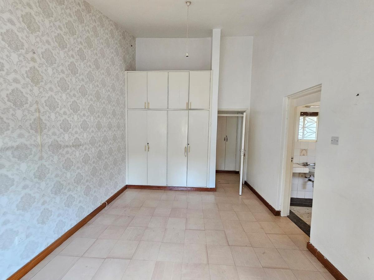 4 Bed House with En Suite in Nyari - 18