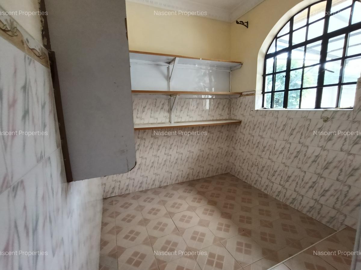 4 Bed House with En Suite in Ridgeways - 8