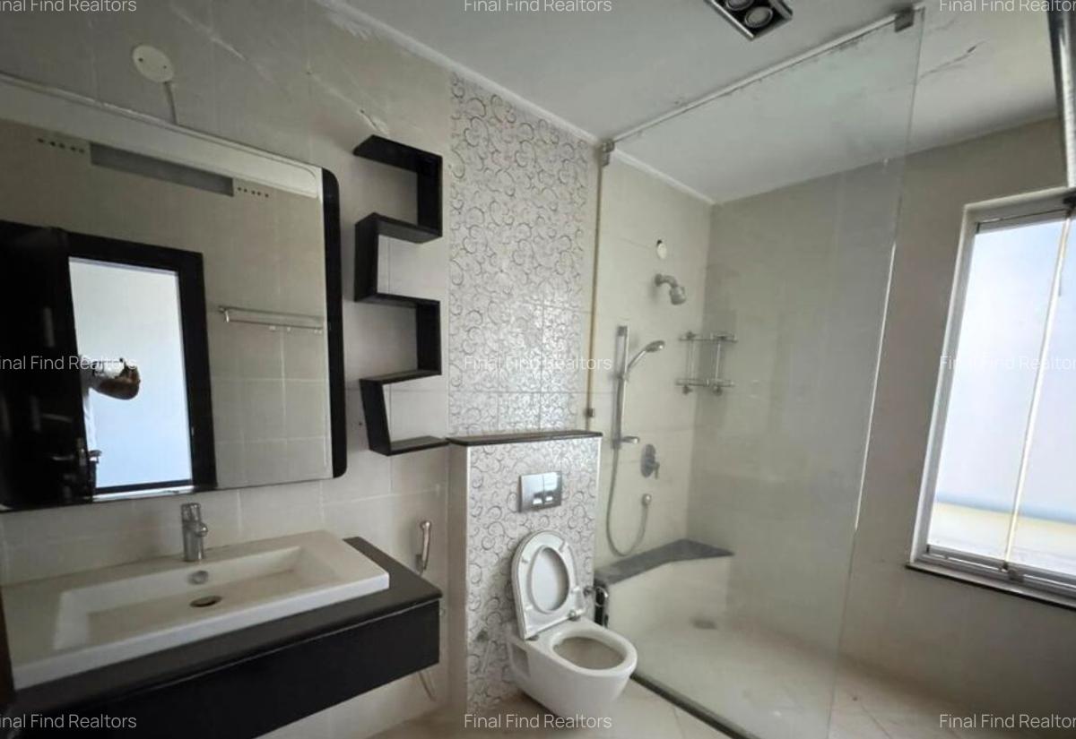 3 Bed Apartment with En Suite in Riverside - 5