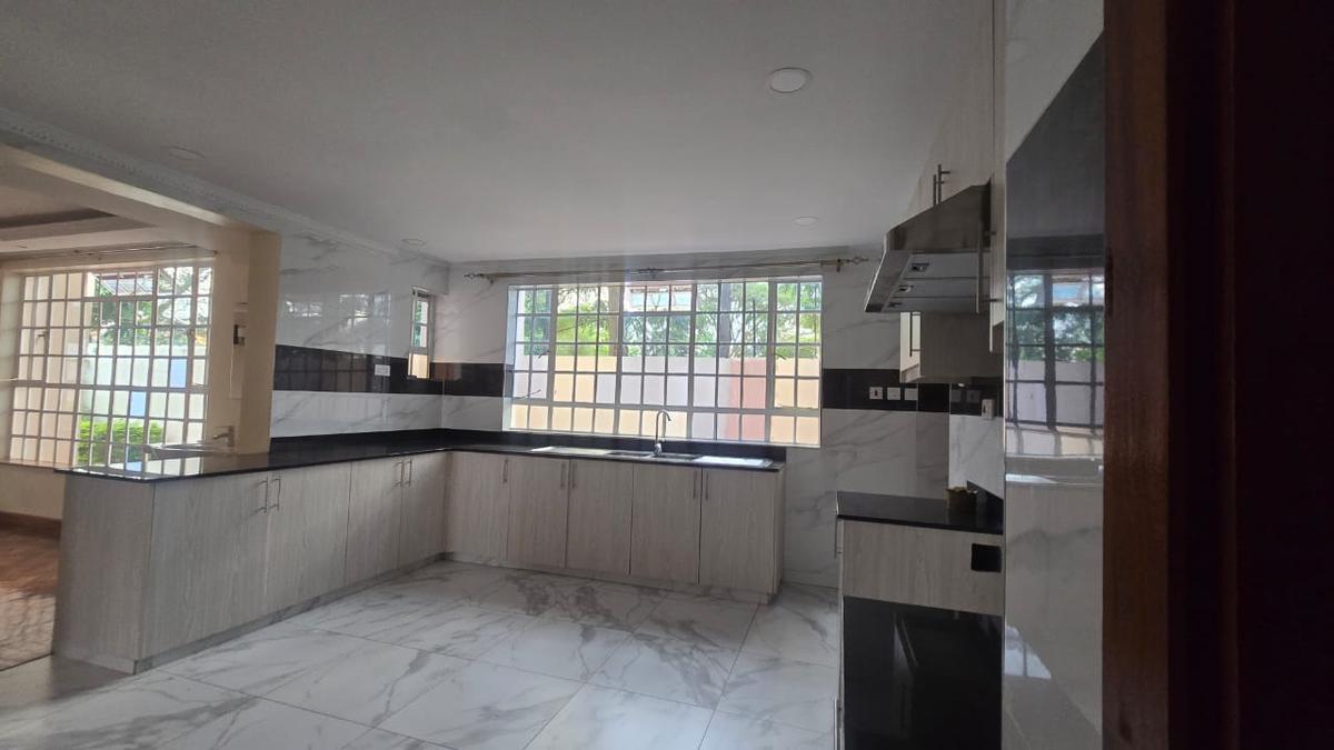 5 Bed Townhouse with En Suite in Lavington - 12