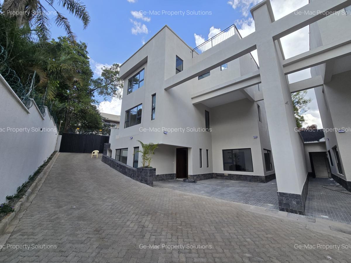 5 Bed House with En Suite in Lavington - 1